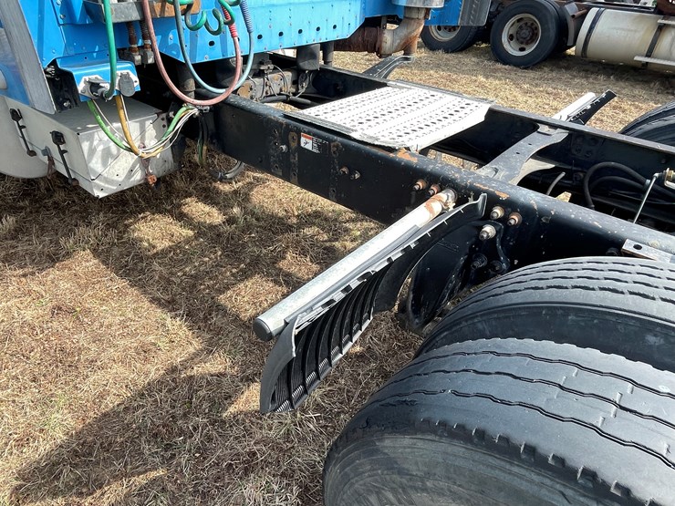 #134-•-2001-freightliner-century-class-sleeper-cab-semi-tractor-(has-wi-title)-(non-runner)-image-17