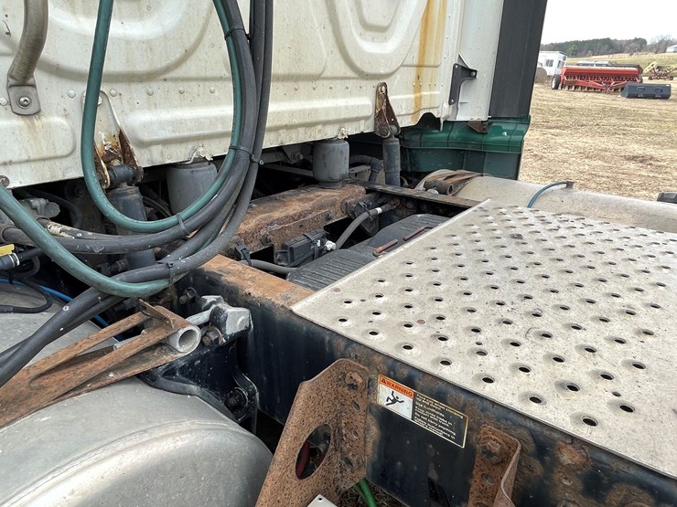 #113-•-2017-freightliner-single-axle-day-cab-semi-tractor-(has-wi-title)-image-17