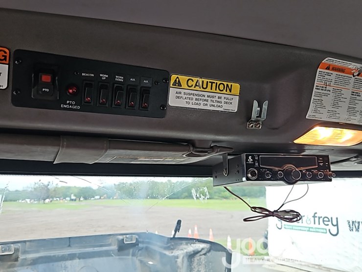 2016-peterbilt-348-image-34