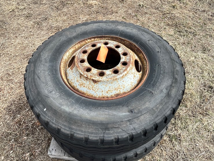 #10710-•-(2)-yokohama-315/80r22.5-truck-tires-on-rims-image-4