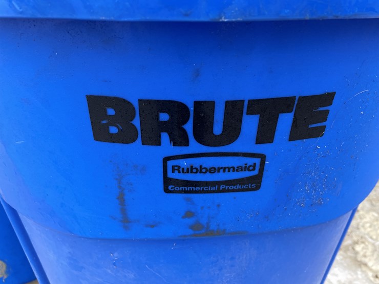 #3946-•-(2)-rubbermaid-brute-55-gallon-trash-barrels-image-4