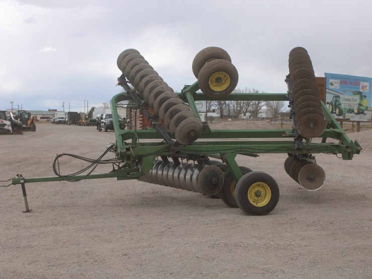 john-deere-220-image-1