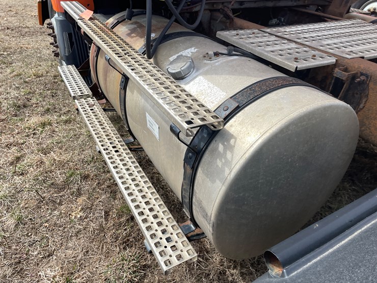 #122-•-2009-volvo-day-cab-semi-tractor-(has-wi-title)-image-49