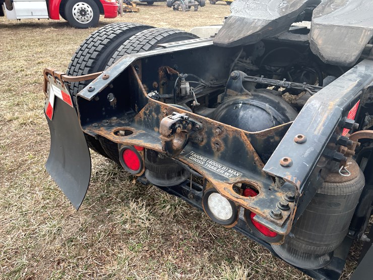 #116-•-2018-volvo-single-axle-day-cab-semi-tractor-(has-wi-title)-image-32