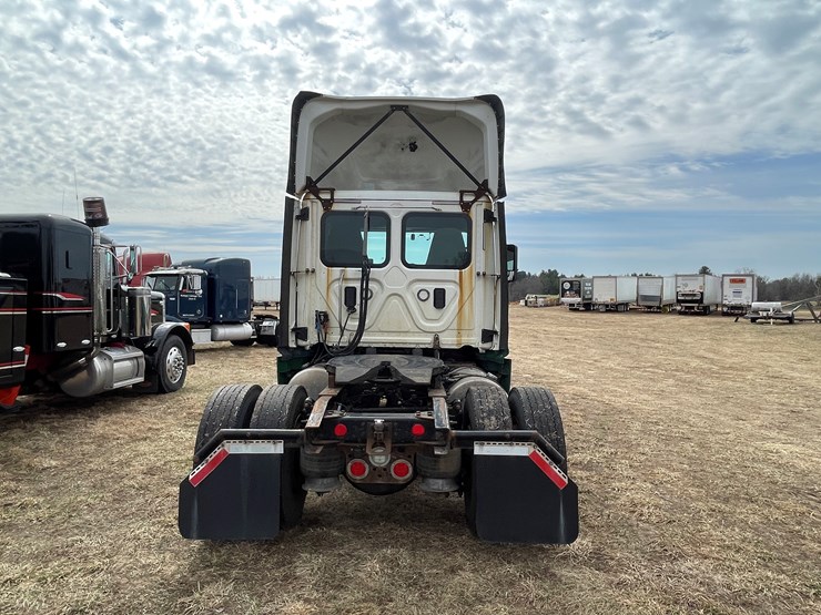 #113-•-2017-freightliner-single-axle-day-cab-semi-tractor-(has-wi-title)-image-6