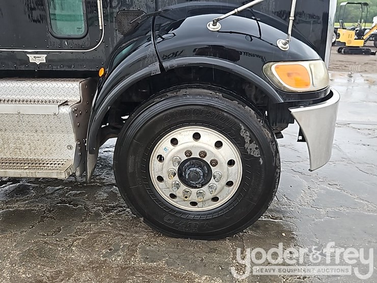 2016-peterbilt-348-image-11