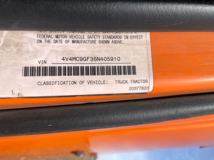 #123-•-2006-volvo-day-cab-semi-tractor-(has-wi-title)-image-96