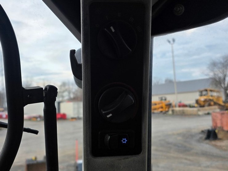 2006-new-holland-ts135a-image-65