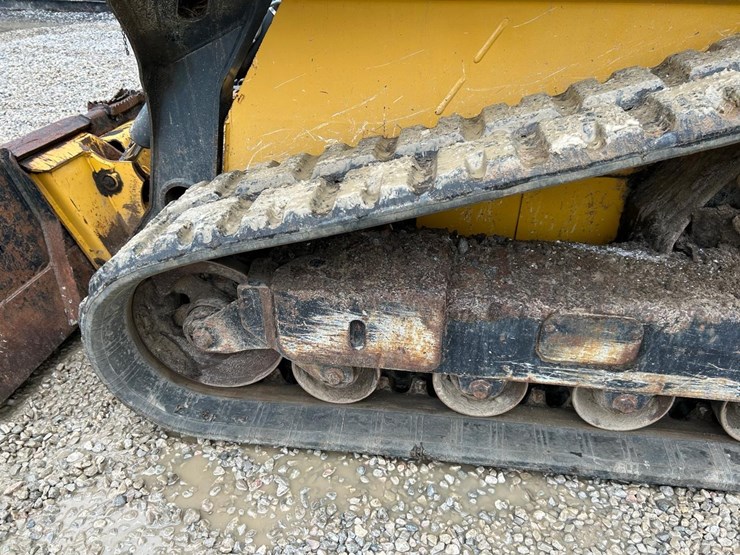 2017-deere-323e-image-17