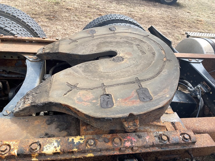 #122-•-2009-volvo-day-cab-semi-tractor-(has-wi-title)-image-35