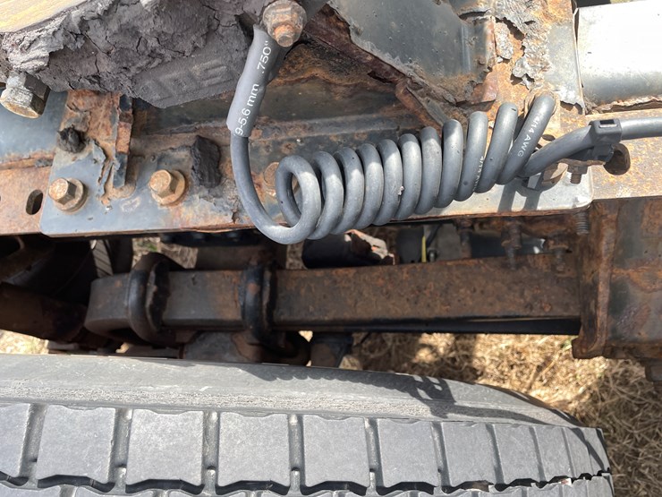 #115-•-2013-volvo-single-axle-day-cab-semi-tractor-(has-wi-title)-image-29