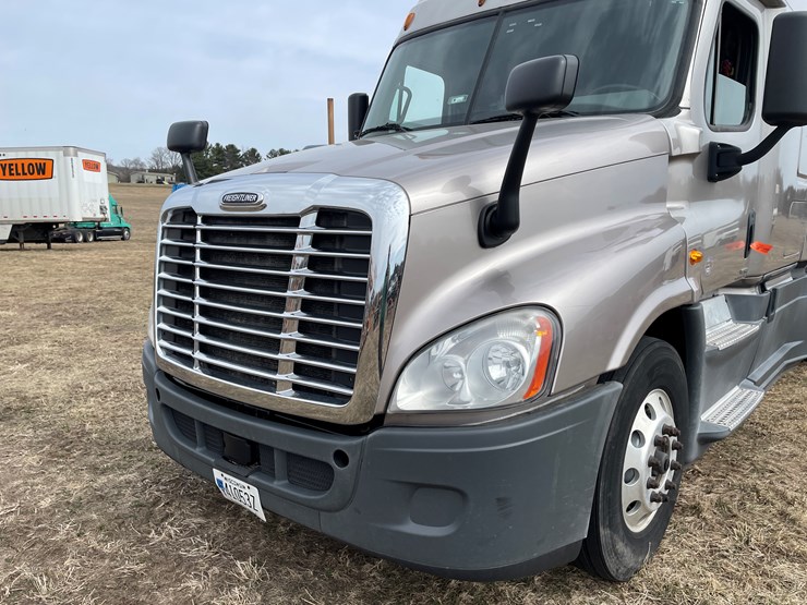 #104-•-2016-freightliner-cascade-evolution-sleeper-cab-semi-tractor-(has-wi-title)-image-11