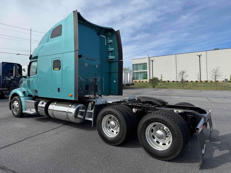 2023-peterbilt-579-image-3