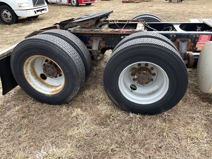 #117-•-2009-volvo-day-cab-semi-tractor-(has-wi-title)-image-31