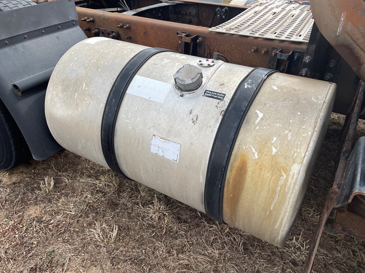 #121-•-2009-volvo-day-cab-semi-tractor-(has-wi-title)-image-25