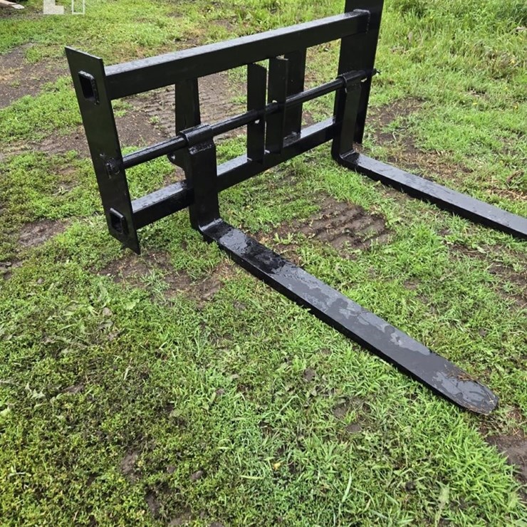 M&J MFG. ADJUSTABLE PALLET FOR