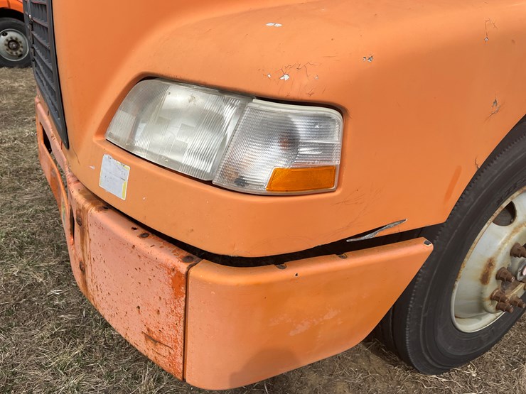 #121-•-2009-volvo-day-cab-semi-tractor-(has-wi-title)-image-13