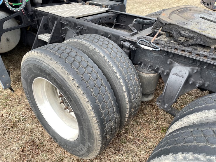 #104-•-2016-freightliner-cascade-evolution-sleeper-cab-semi-tractor-(has-wi-title)-image-37