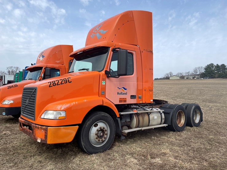 #122-•-2009-volvo-day-cab-semi-tractor-(has-wi-title)-image-1