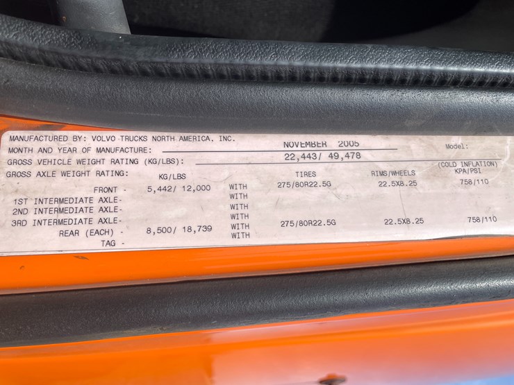 #123-•-2006-volvo-day-cab-semi-tractor-(has-wi-title)-image-95