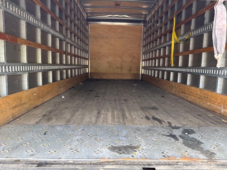 2022-isuzu-nrr-image-12