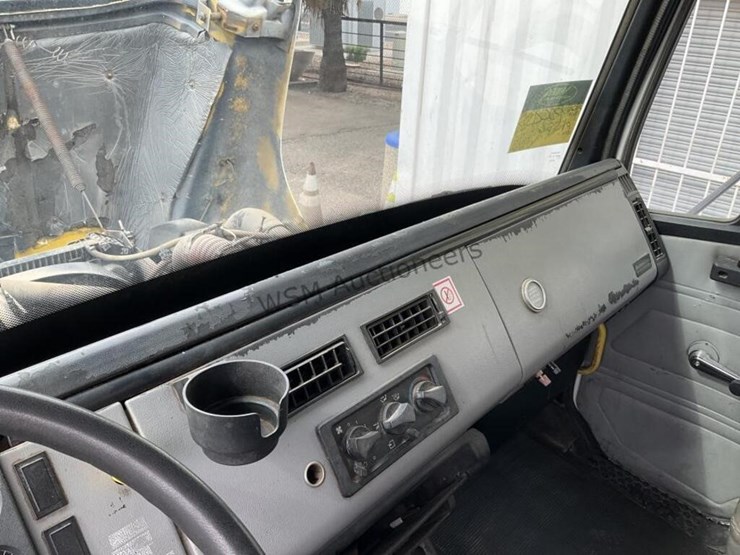 1996-freightliner-fl70-image-21