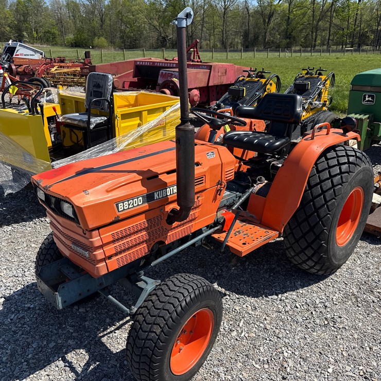 KUBOTA B8200