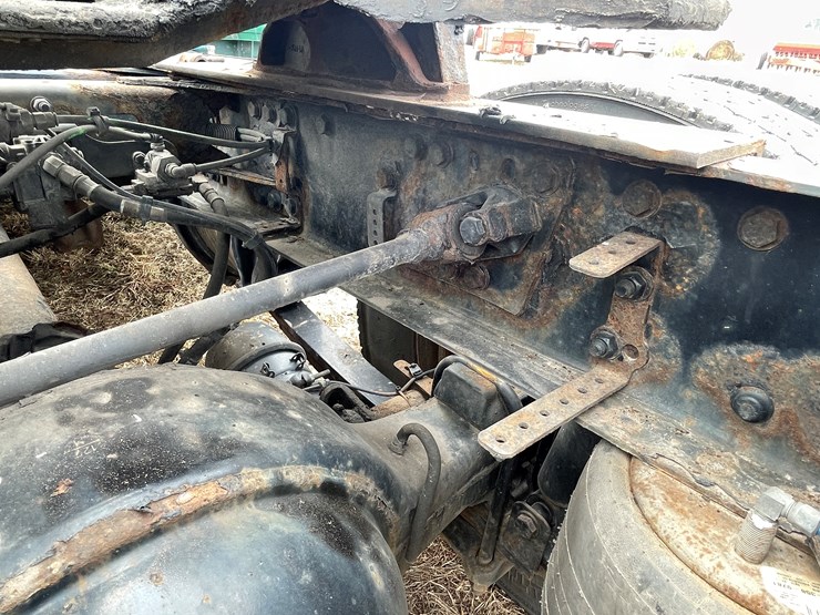 #113-•-2017-freightliner-single-axle-day-cab-semi-tractor-(has-wi-title)-image-26