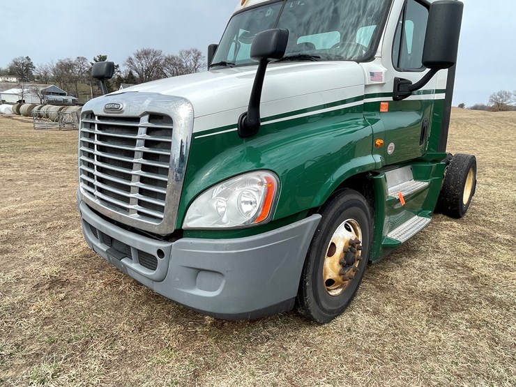 #113-•-2017-freightliner-single-axle-day-cab-semi-tractor-(has-wi-title)-image-8
