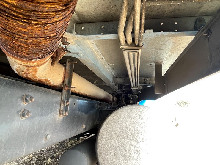 #134-•-2001-freightliner-century-class-sleeper-cab-semi-tractor-(has-wi-title)-(non-runner)-image-46