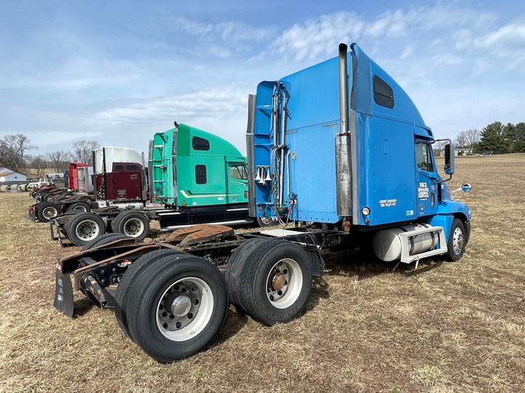 #134-•-2001-freightliner-century-class-sleeper-cab-semi-tractor-(has-wi-title)-(non-runner)-image-6