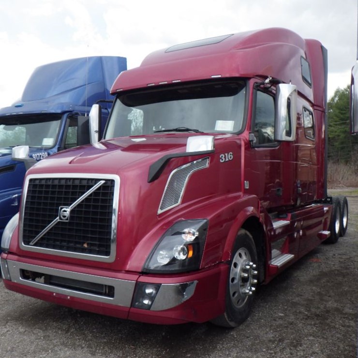 2017 VOLVO VNL780