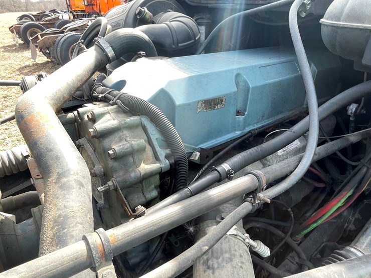 #134-•-2001-freightliner-century-class-sleeper-cab-semi-tractor-(has-wi-title)-(non-runner)-image-56