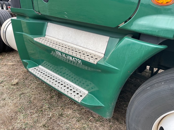 #114-•-2017-freightliner-single-axle-day-cab-semi-tractor-(has-wi-title)-image-18