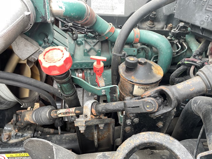 #110-•-2014-volvo-car-hauler-semi-and-trailer-(has-wi-title)-image-75