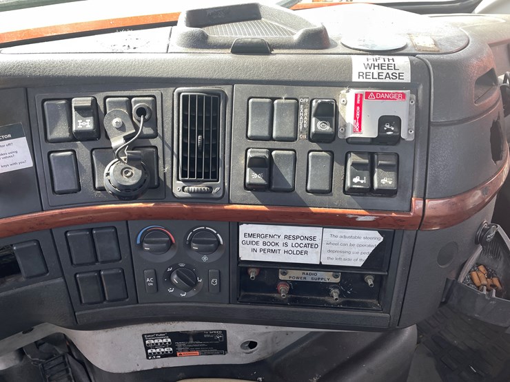 #122-•-2009-volvo-day-cab-semi-tractor-(has-wi-title)-image-78