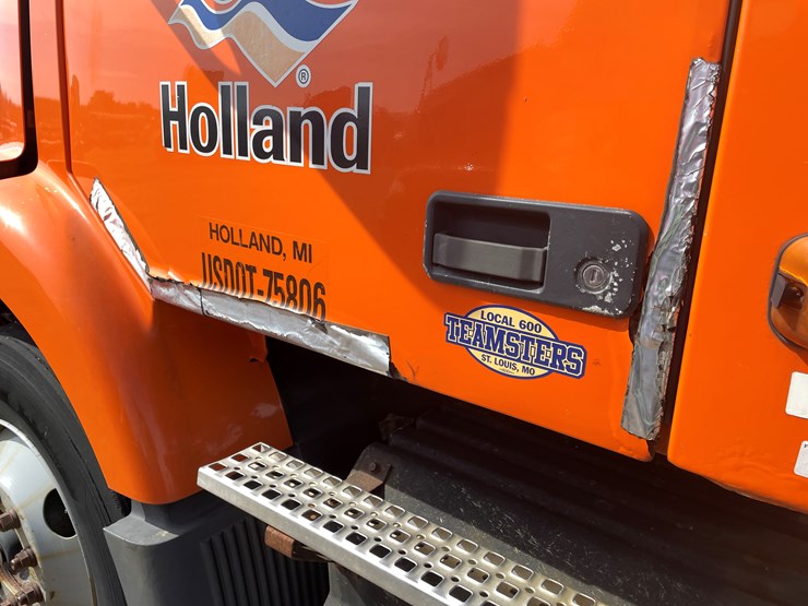 #123-•-2006-volvo-day-cab-semi-tractor-(has-wi-title)-image-61