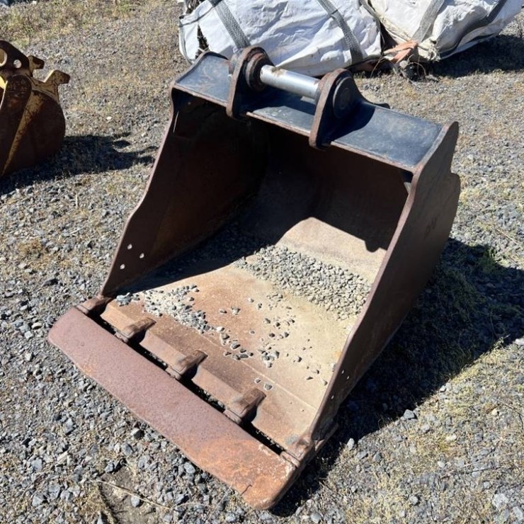 CAT 34" Dig Bucket w/Cutting Edge