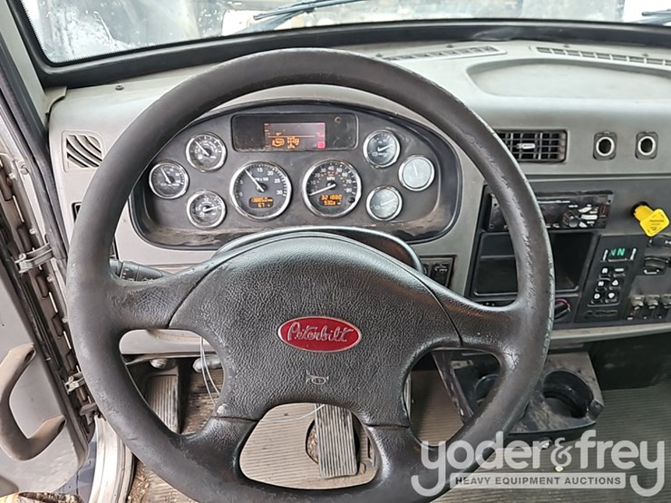 2016-peterbilt-348-image-36