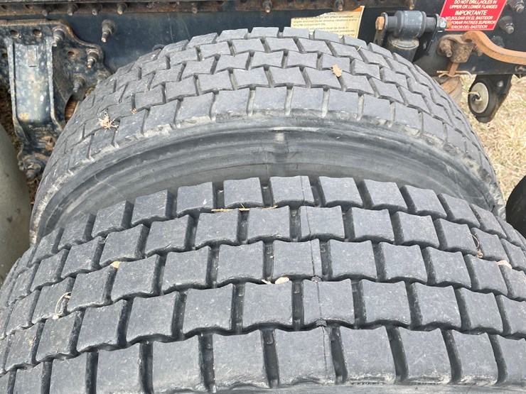 #116-•-2018-volvo-single-axle-day-cab-semi-tractor-(has-wi-title)-image-39