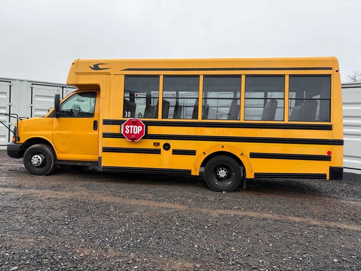 2012-chevrolet-12-passenger-bus-image-5