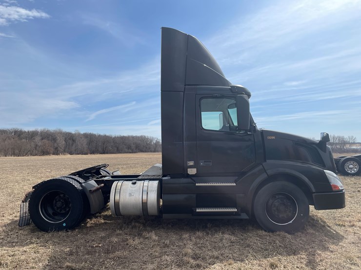 #115-•-2013-volvo-single-axle-day-cab-semi-tractor-(has-wi-title)-image-4