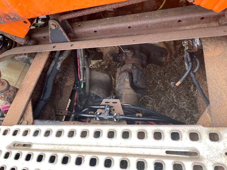 #121-•-2009-volvo-day-cab-semi-tractor-(has-wi-title)-image-31