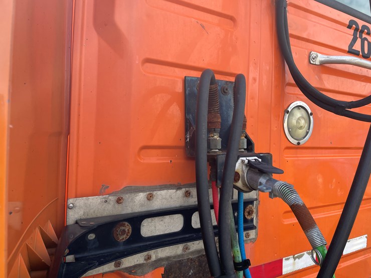 #123-•-2006-volvo-day-cab-semi-tractor-(has-wi-title)-image-57