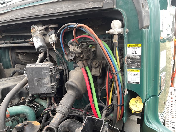 #110-•-2014-volvo-car-hauler-semi-and-trailer-(has-wi-title)-image-74