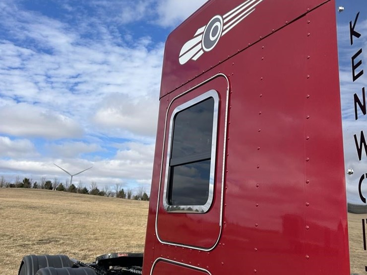 2025-kenworth-w900-image-30