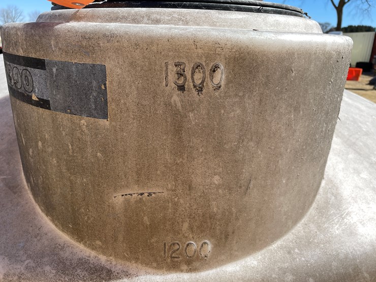 #3963-•-1,300-gallon-water-tank-image-4