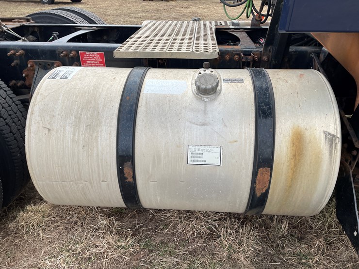 #117-•-2009-volvo-day-cab-semi-tractor-(has-wi-title)-image-22