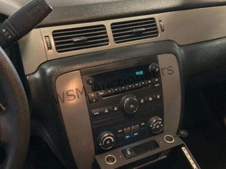 2014-chevrolet-tahoe-image-19