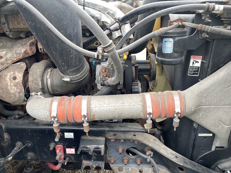 #104-•-2016-freightliner-cascade-evolution-sleeper-cab-semi-tractor-(has-wi-title)-image-50